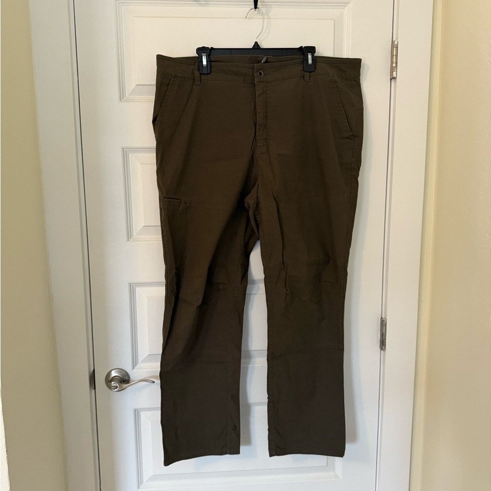 Men’s Mountain Hardware hiking pants, 42x30, excellent condition